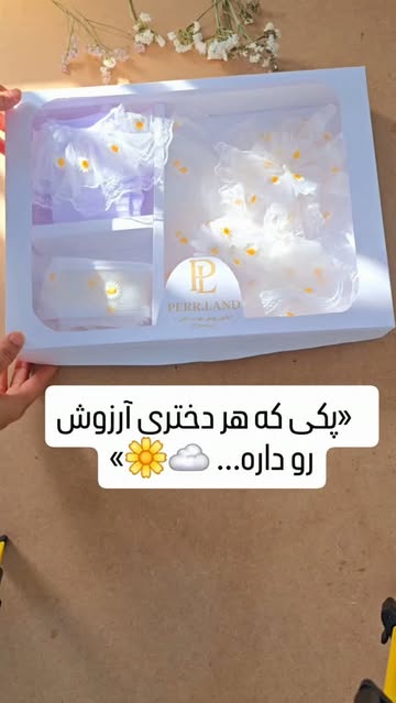 پک دخترانه شامل اسکارف و جوراب‌های نرم
